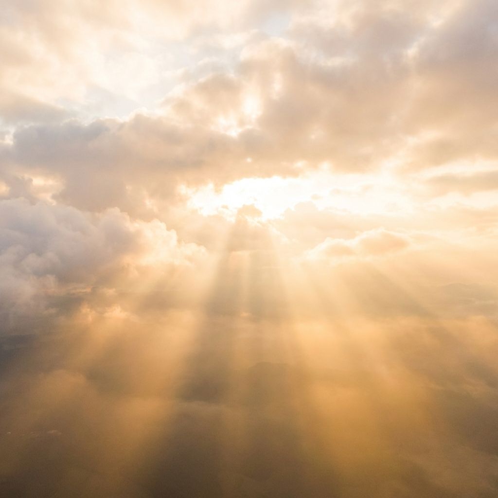 Himmlisches Licht durchbricht die Dunkelheit